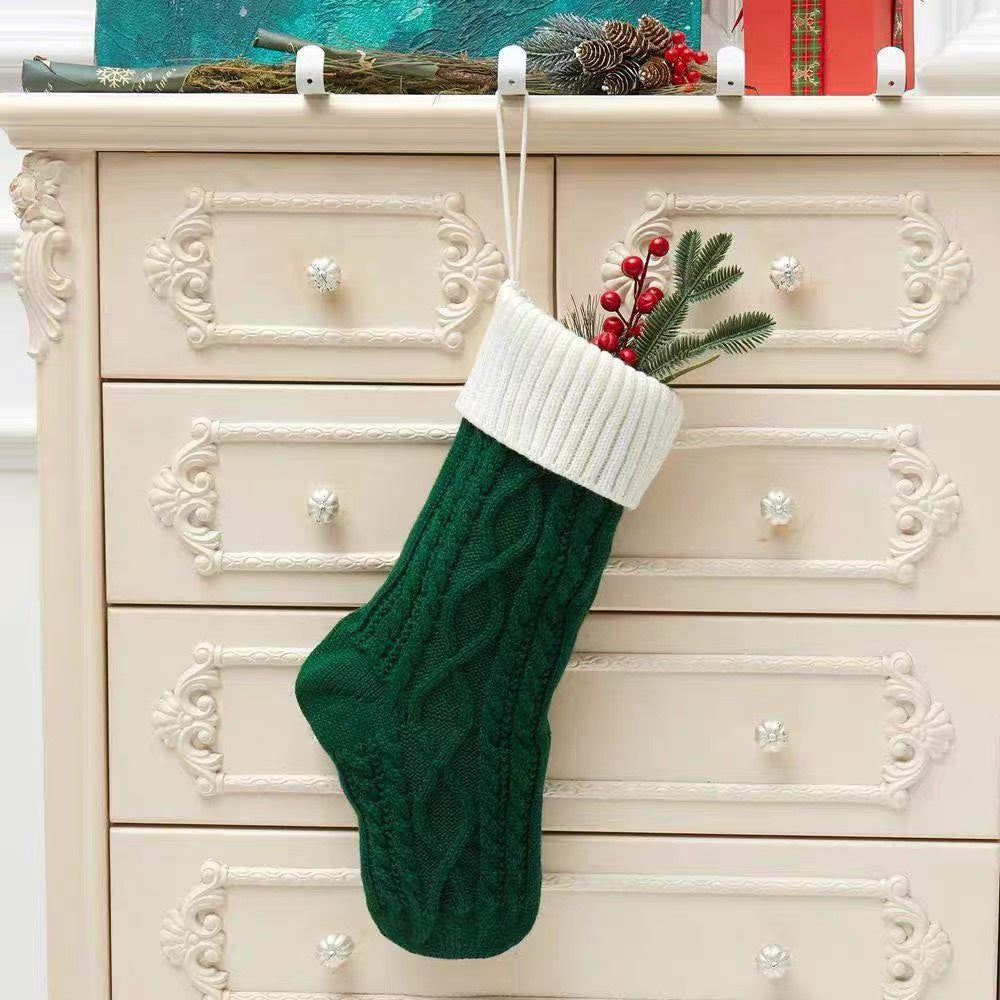 Large Cable Knit Christmas Stocking – 46cm Acrylic Holiday Stocking, Hanging Fireplace Stocking, Christmas Gift Holder in Green, White & Red