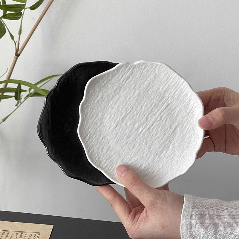 14cm PP Dessert Plate – Irregular Wavy Edge Plastic Serving Dish for Café, Bakery
