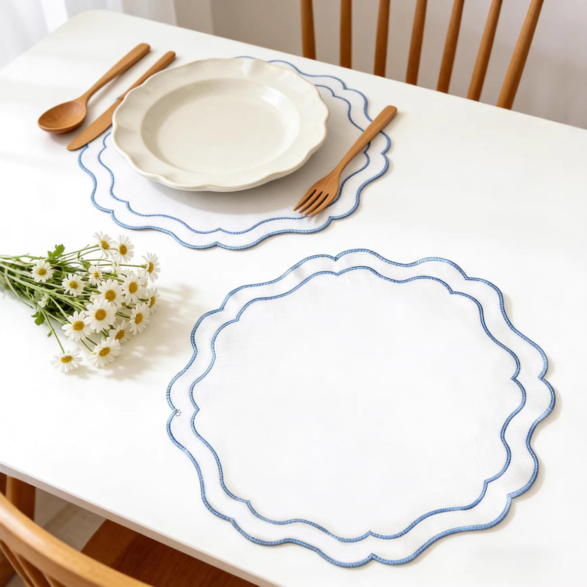 19.64-Inch Embroidered Canvas Placemat – Round Scalloped Table Mat with Blue Trim